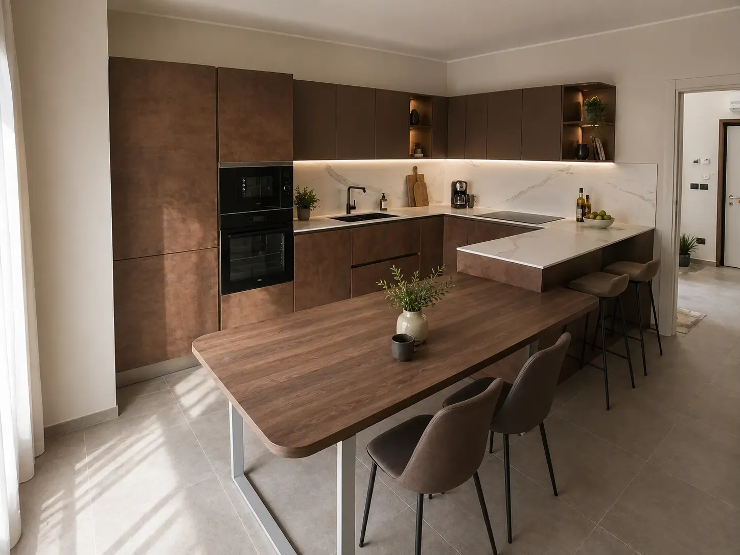 Una cucina calda, con tutto a portata e spazio per fermarsi.